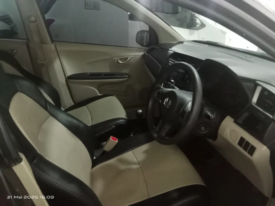 Foto Mobil Bekas Kabin Depan Honda Brio 1.2 Satya E tahun 2016