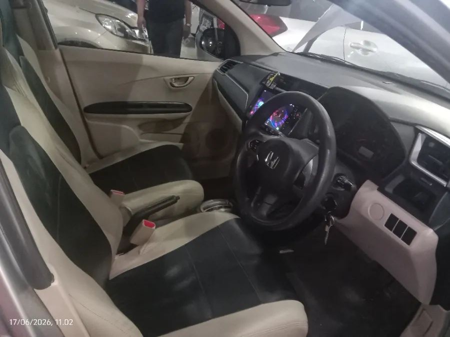 Foto Mobil Bekas Kabin Depan Honda Brio 1.2 Satya E tahun 2016