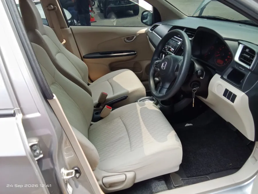Foto Mobil Bekas Kabin Depan Honda Brio 1.2 Satya E tahun 2016