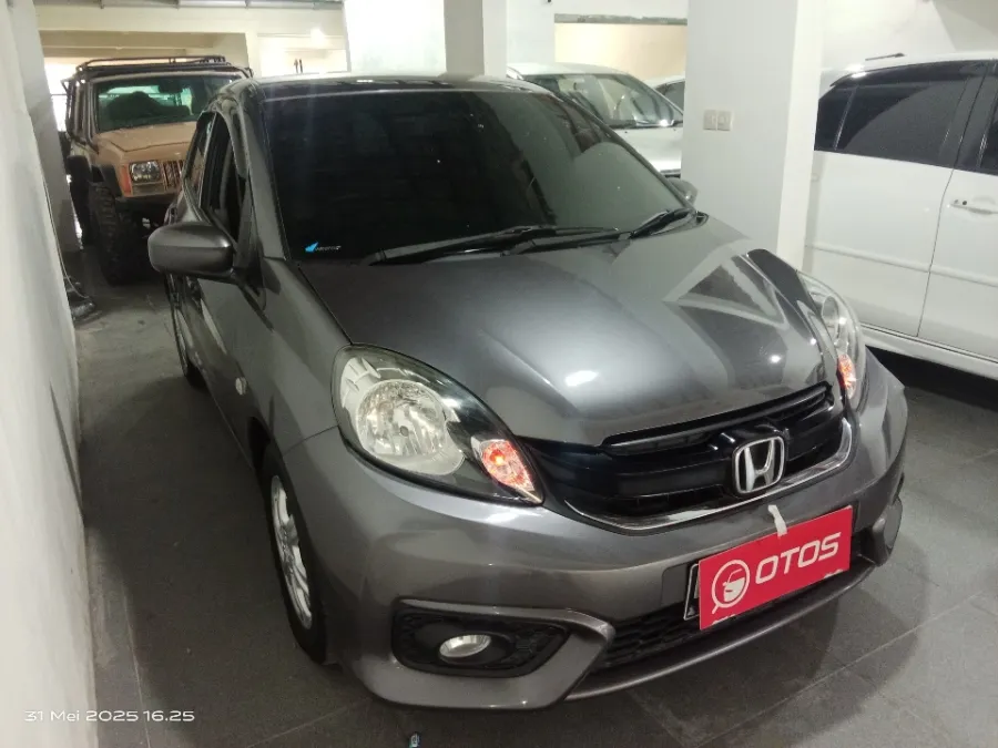 Foto Mobil Bekas Kanan Depan Honda Brio 1.2 Satya E tahun 2016