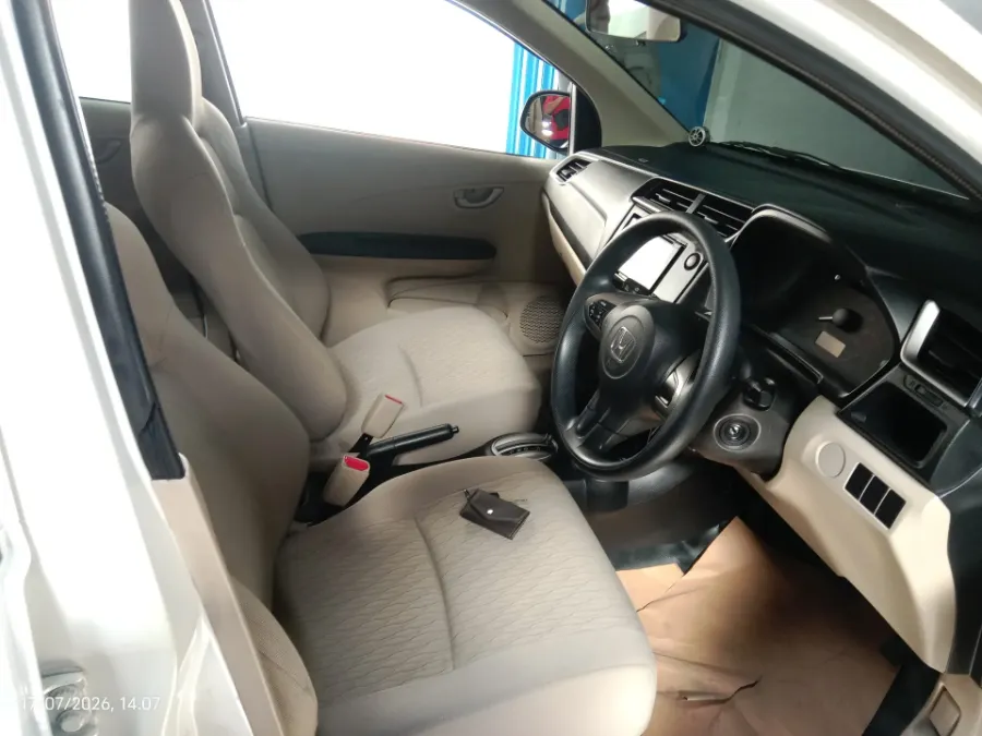 Foto Mobil Bekas Kabin Depan Honda Brio 1.2 Satya E tahun 2017