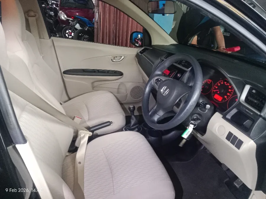 Foto Mobil Bekas Kabin Depan Honda Brio 1.2 Satya E tahun 2017