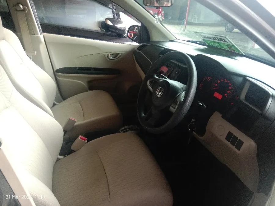 Foto Mobil Bekas Kabin Depan Honda Brio 1.2 Satya E tahun 2017