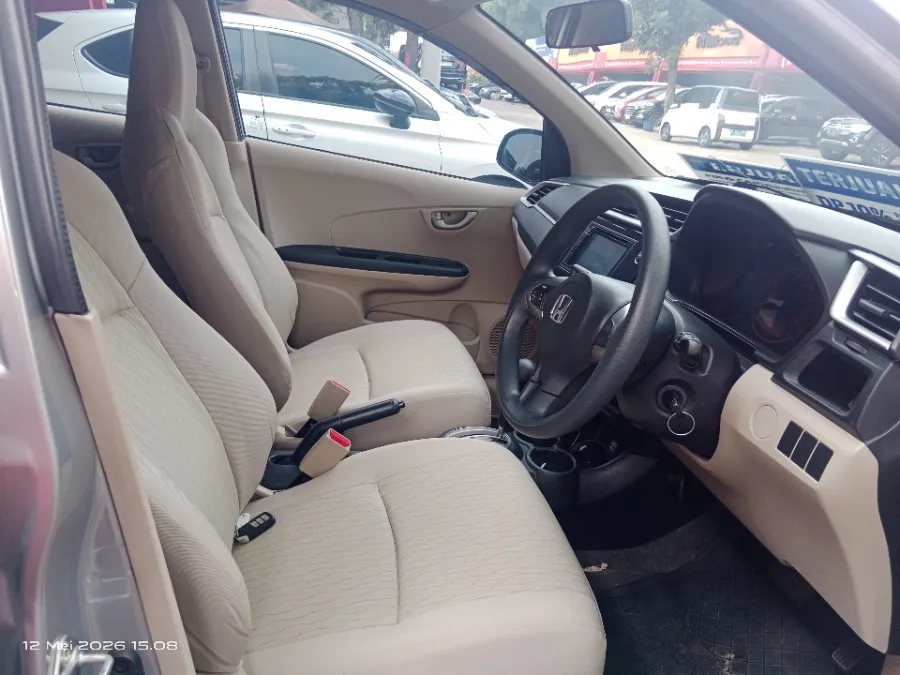 Foto Mobil Bekas Kabin Depan Honda Brio 1.2 Satya E tahun 2017