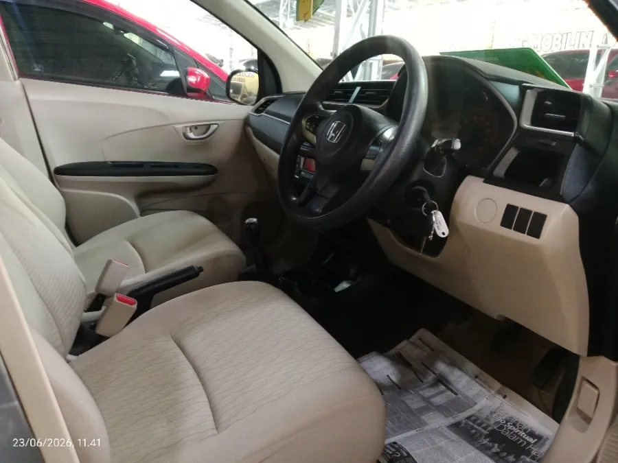Foto Mobil Bekas Kabin Depan Honda Brio 1.2 Satya E tahun 2017