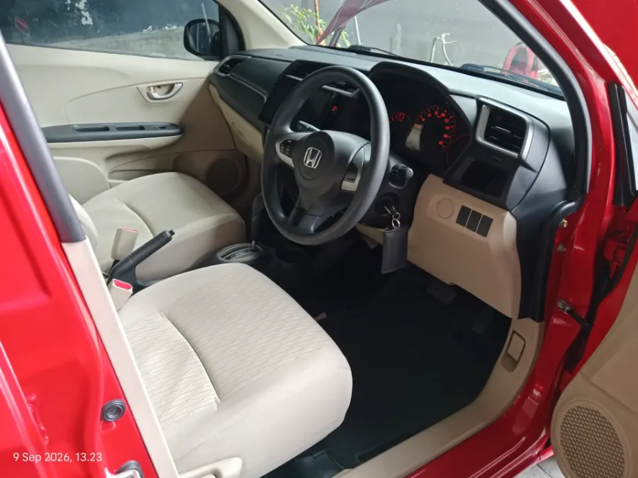 Foto Mobil Bekas Kabin Depan Honda Brio 1.2 Satya E tahun 2017
