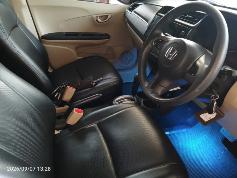 Foto Mobil Bekas Kabin Depan Honda Brio 1.2 Satya E tahun 2017