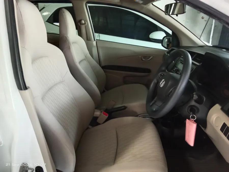 Foto Mobil Bekas Kabin Depan Honda Brio 1.2 Satya E tahun 2017