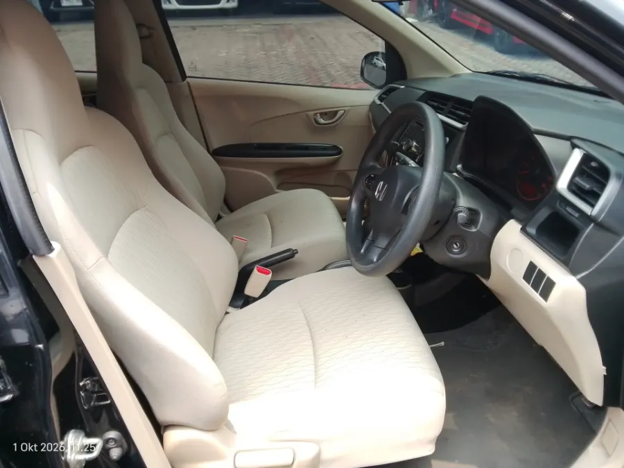 Foto Mobil Bekas Kabin Depan Honda Brio 1.2 Satya E tahun 2017