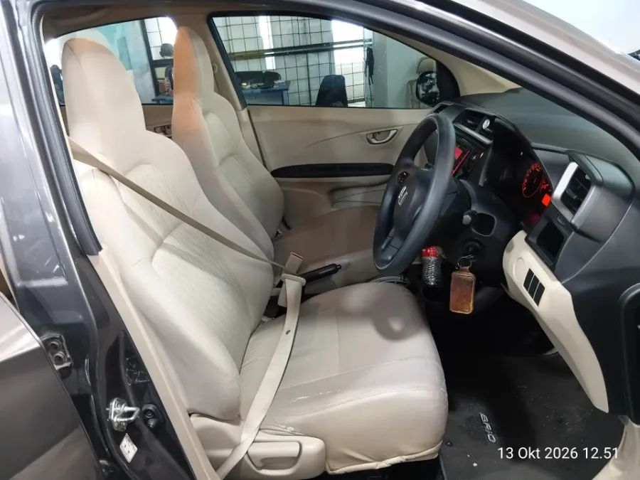 Foto Mobil Bekas Kabin Depan Honda Brio 1.2 Satya E tahun 2017