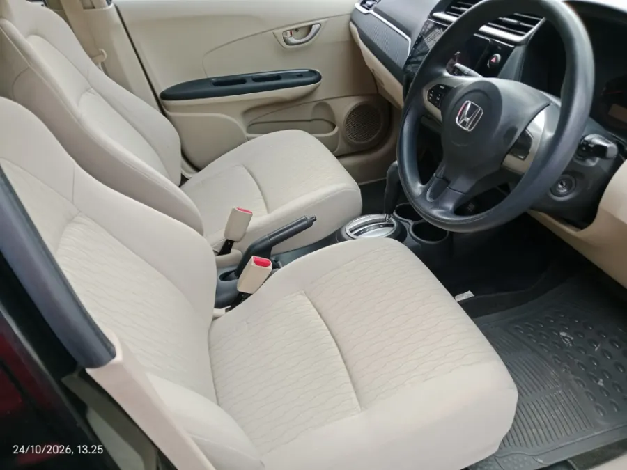 Foto Mobil Bekas Kabin Depan Honda Brio 1.2 Satya E tahun 2017
