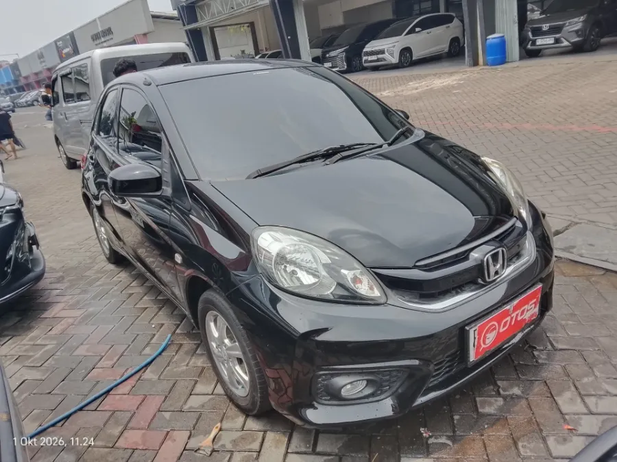 Foto Mobil Bekas Kanan Depan Honda Brio 1.2 Satya E tahun 2017