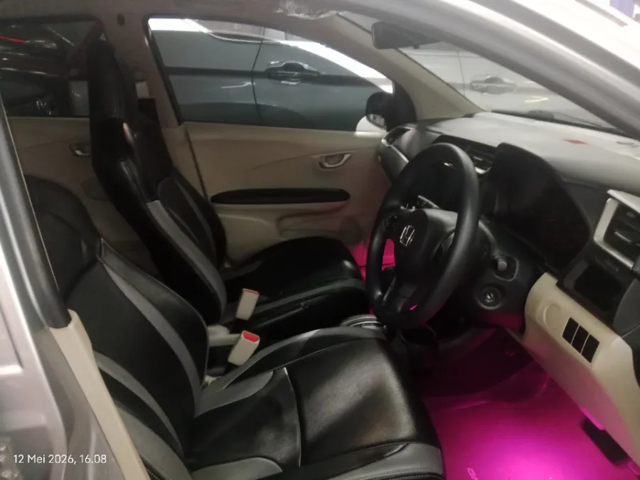 Foto Mobil Bekas Kabin Depan Honda Brio 1.2 Satya E tahun 2018