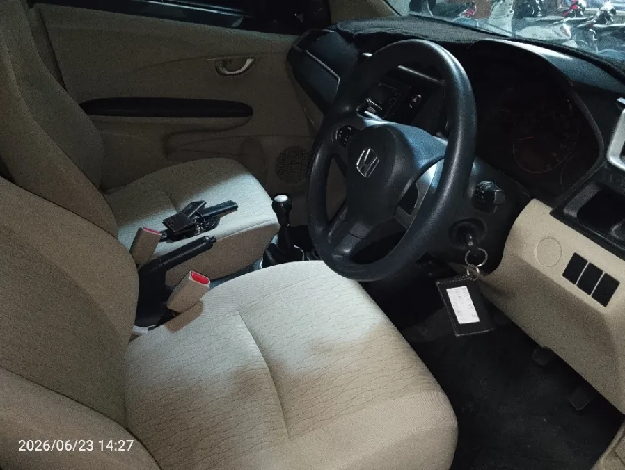 Foto Mobil Bekas Kabin Depan Honda Brio 1.2 Satya E tahun 2018