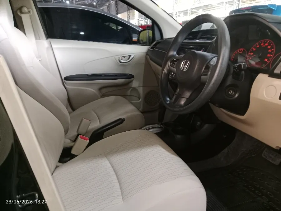 Foto Mobil Bekas Kabin Depan Honda Brio 1.2 Satya E tahun 2018