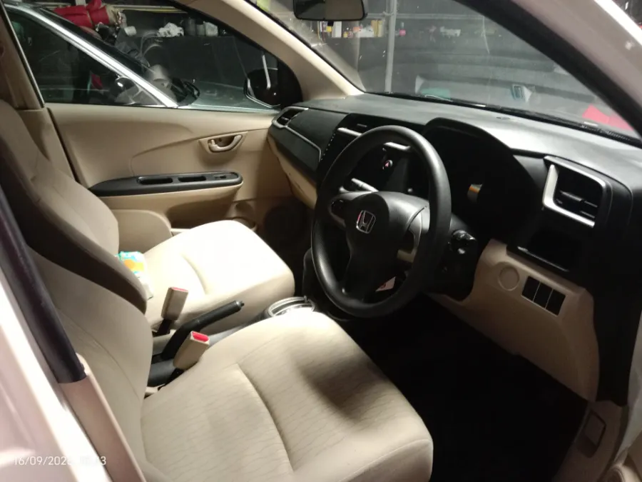 Foto Mobil Bekas Kabin Depan Honda Brio 1.2 Satya E tahun 2018