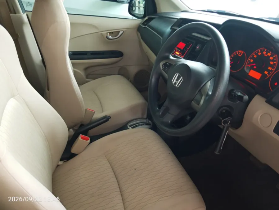 Foto Mobil Bekas Kabin Depan Honda Brio 1.2 Satya E tahun 2018
