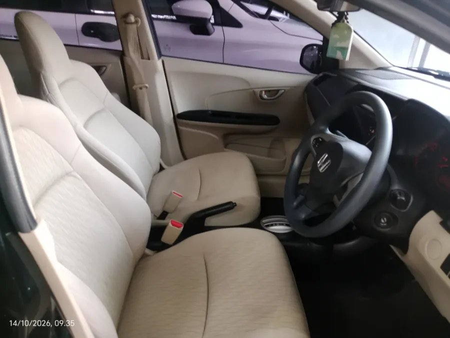 Foto Mobil Bekas Kabin Depan Honda Brio 1.2 Satya E tahun 2018