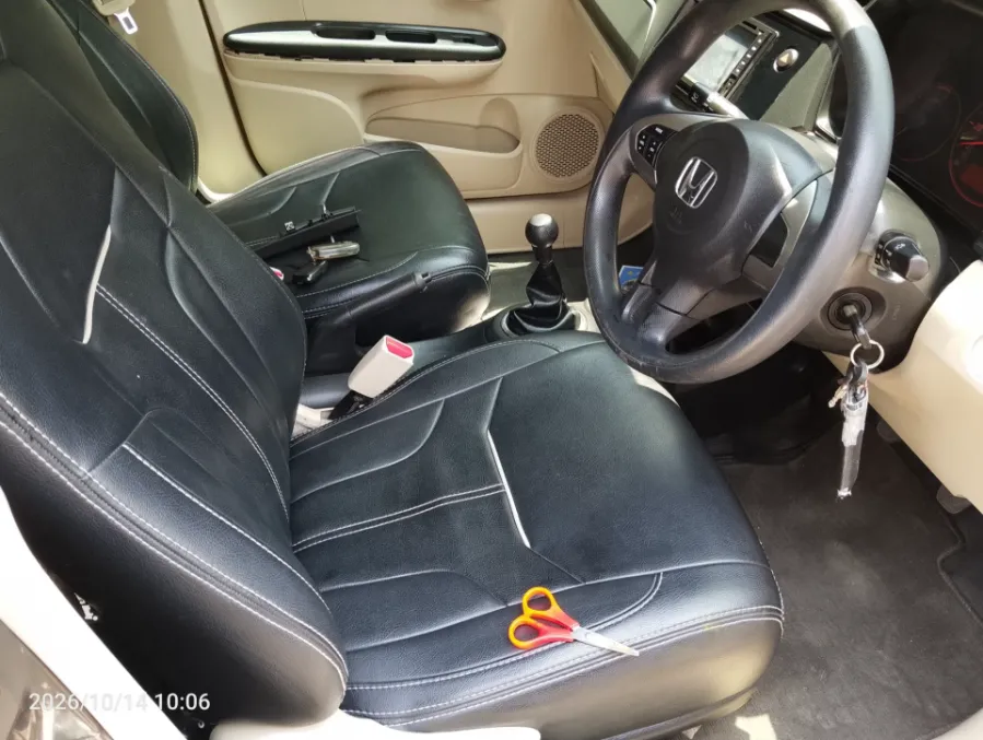 Foto Mobil Bekas Kabin Depan Honda Brio 1.2 Satya E tahun 2018