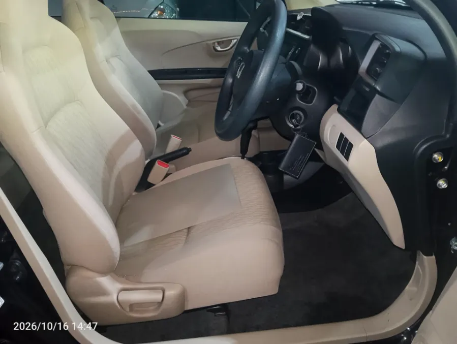 Foto Mobil Bekas Kabin Depan Honda Brio 1.2 Satya E tahun 2018