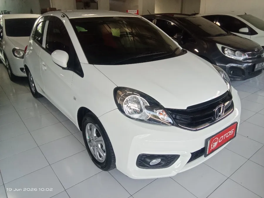 Foto Mobil Bekas Kanan Depan Honda Brio 1.2 Satya E tahun 2018