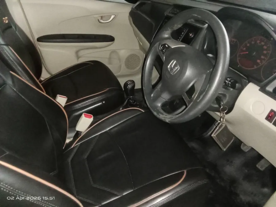 Foto Mobil Bekas Kabin Depan Honda Brio 1.2 Satya E tahun 2019