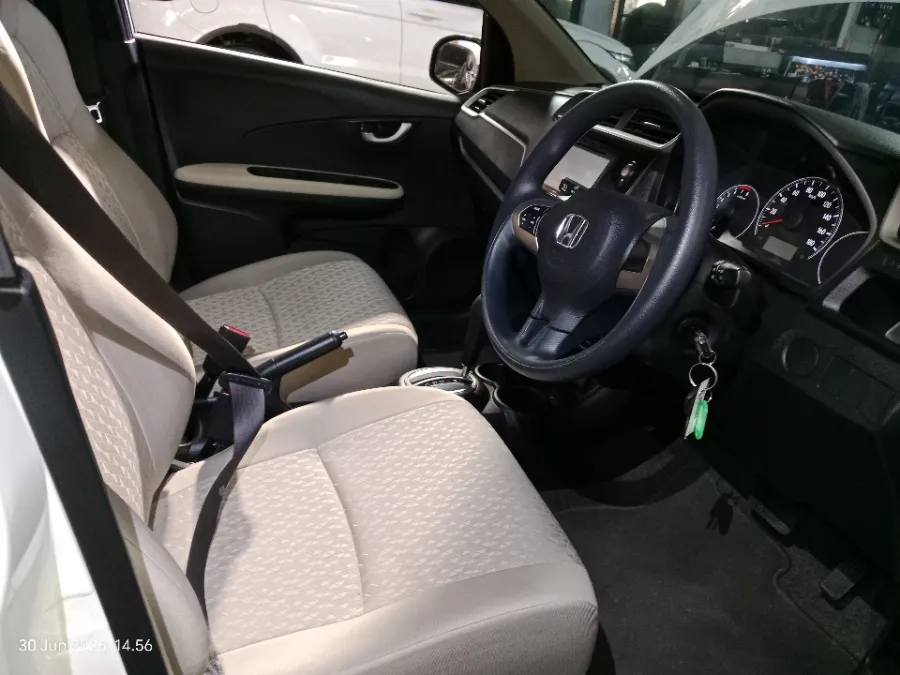 Foto Mobil Bekas Kabin Depan Honda Brio 1.2 Satya E tahun 2019
