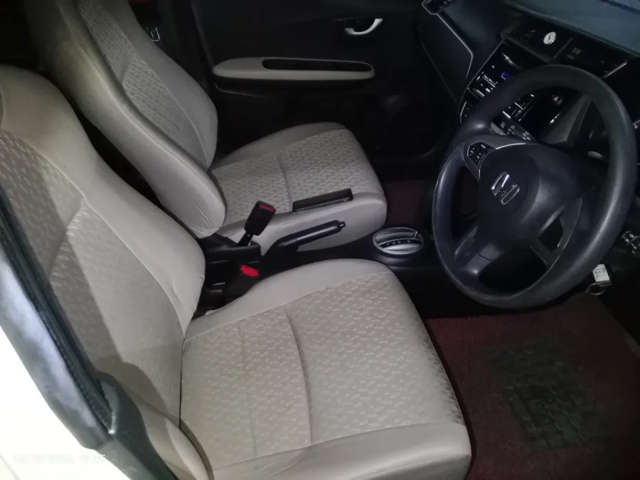 Foto Mobil Bekas Kabin Depan Honda Brio 1.2 Satya E tahun 2019