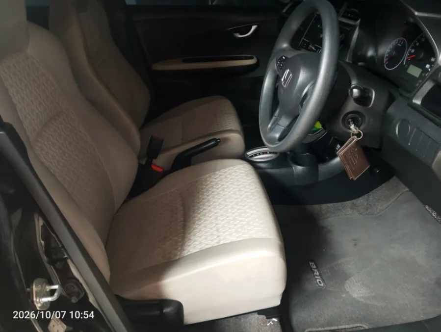 Foto Mobil Bekas Kabin Depan Honda Brio 1.2 Satya E tahun 2019