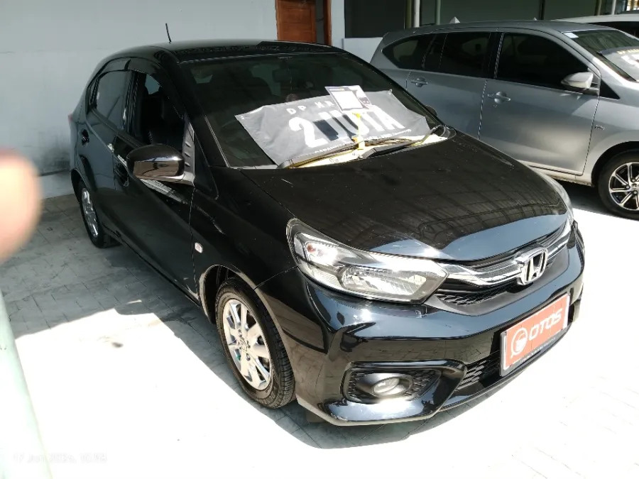 Foto Mobil Bekas Kanan Depan Honda Brio 1.2 Satya E tahun 2019
