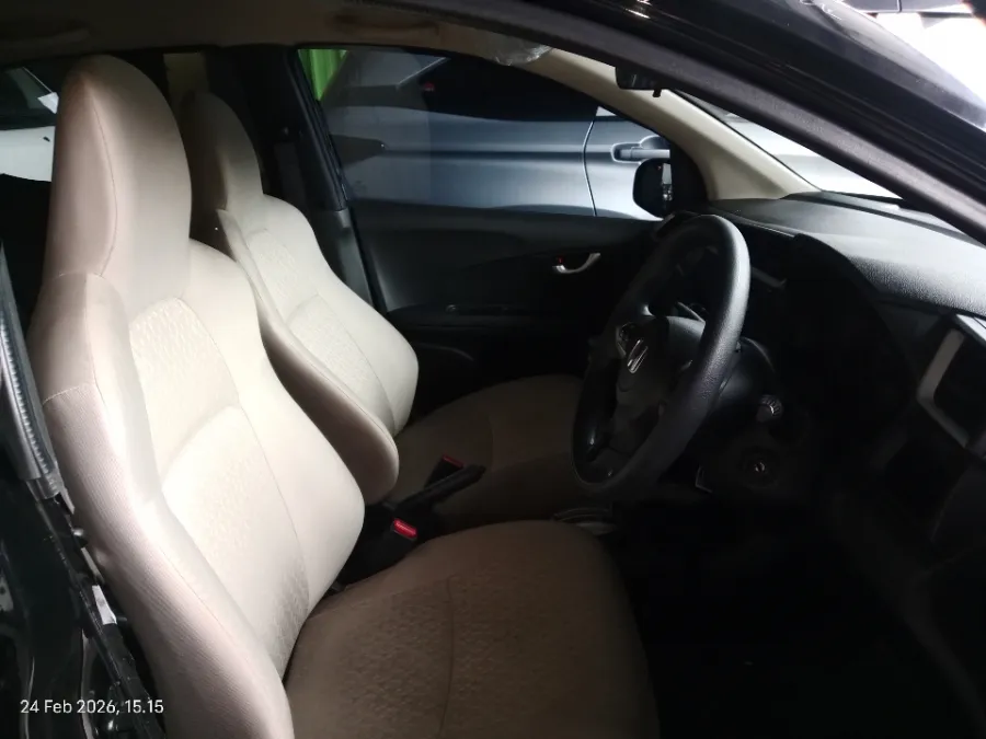 Foto Mobil Bekas Kabin Depan Honda Brio 1.2 Satya E tahun 2022