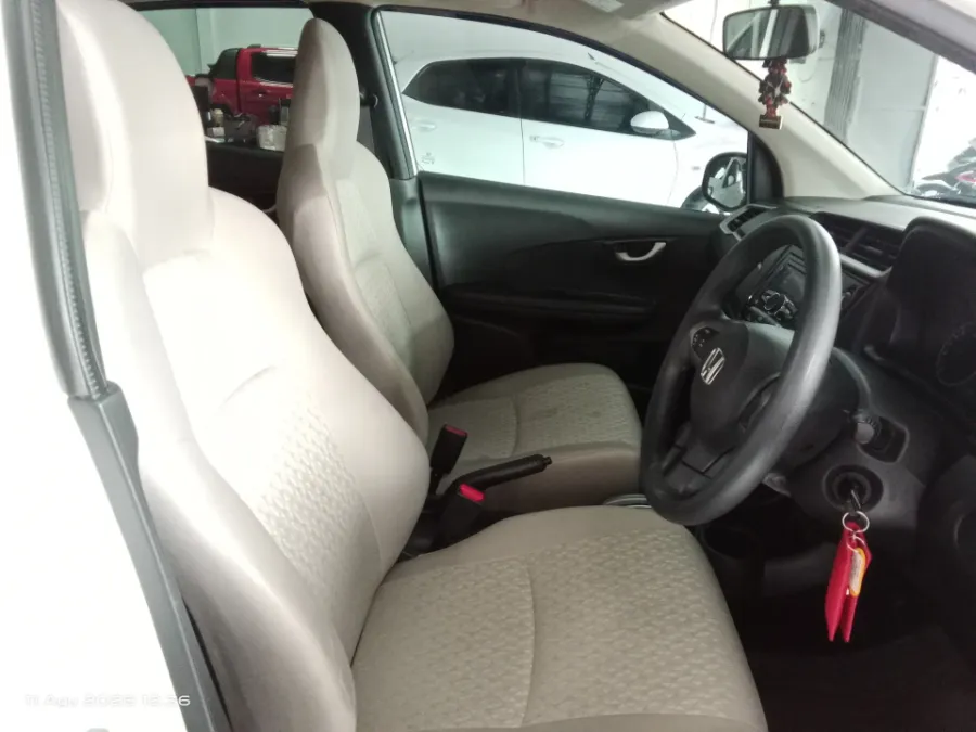 Foto Mobil Bekas Kabin Depan Honda Brio 1.2 Satya E tahun 2022