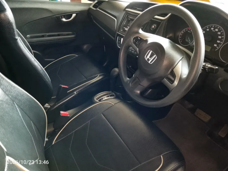 Foto Mobil Bekas Kabin Depan Honda Brio 1.2 Satya E tahun 2022