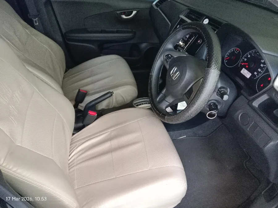 Foto Mobil Bekas Kabin Depan Honda Brio 1.2 Satya E tahun 2023