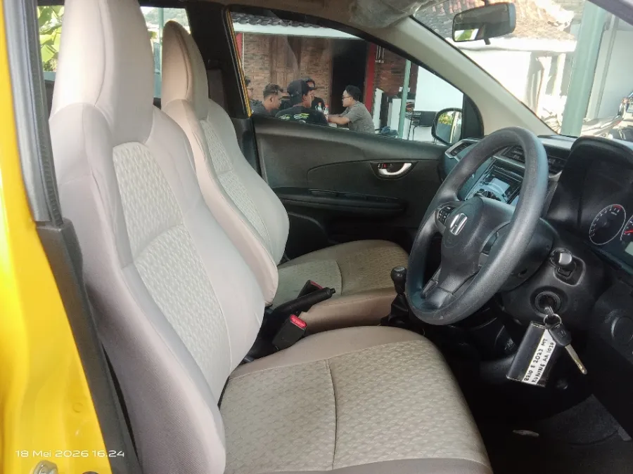 Foto Mobil Bekas Kabin Depan Honda Brio 1.2 Satya E tahun 2023