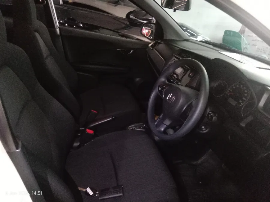 Foto Mobil Bekas Kabin Depan Honda Brio 1.2 Satya E tahun 2023