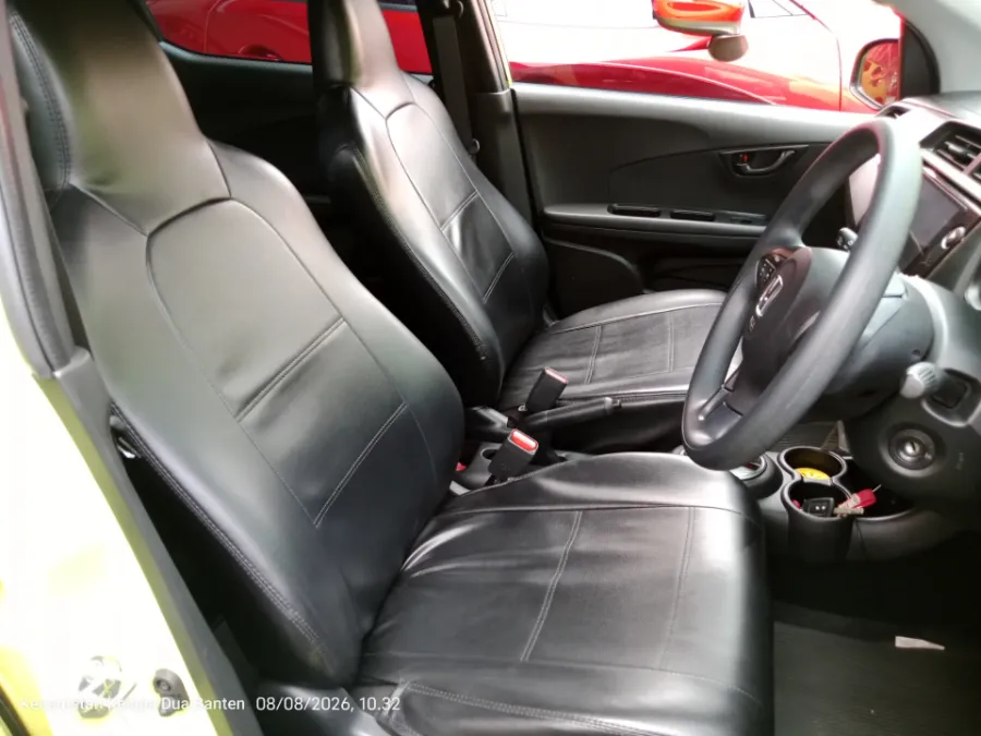 Foto Mobil Bekas Kabin Depan Honda Brio 1.2 Satya E tahun 2023