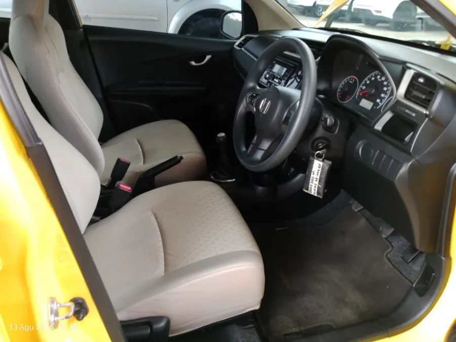 Foto Mobil Bekas Kabin Depan Honda Brio 1.2 Satya E tahun 2023