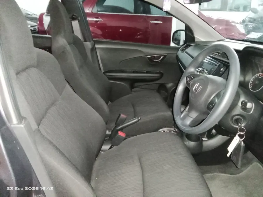 Foto Mobil Bekas Kabin Depan Honda Brio 1.2 Satya E tahun 2023