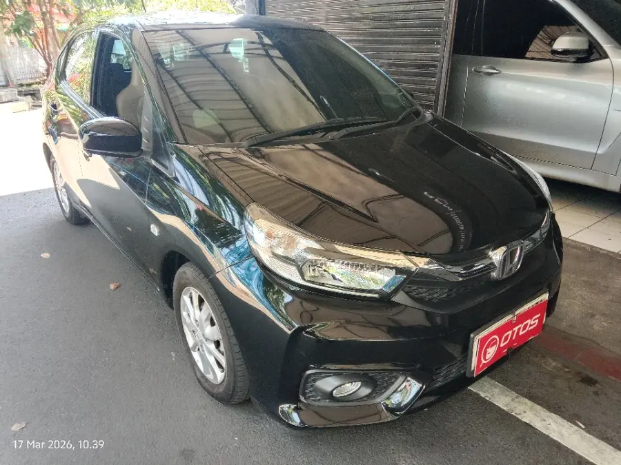 Foto Mobil Bekas Kanan Depan Honda Brio 1.2 Satya E tahun 2023