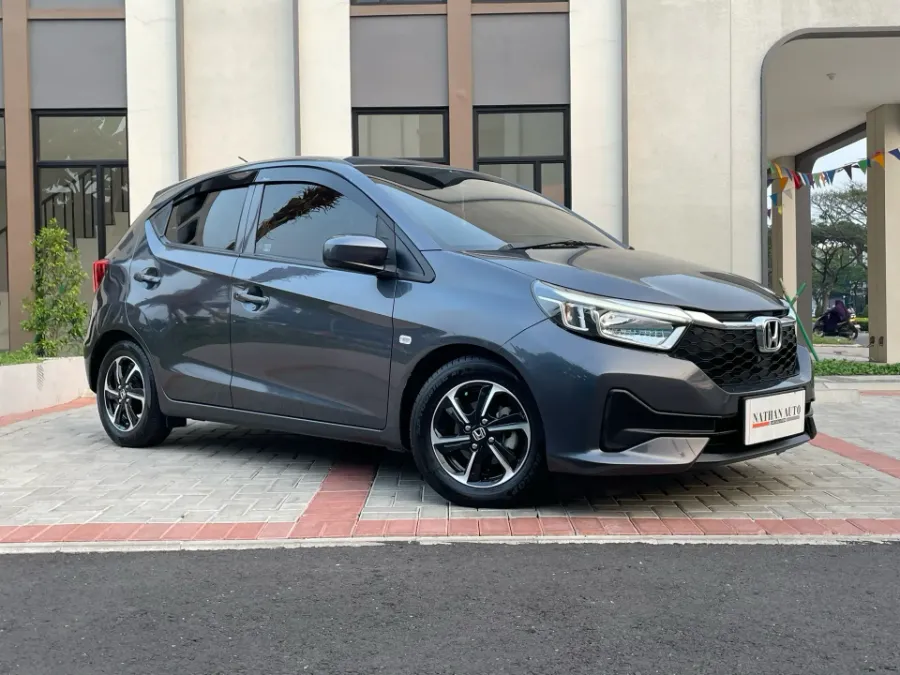 Foto Mobil Bekas Kanan Depan Honda Brio 1.2 Satya E tahun 2023