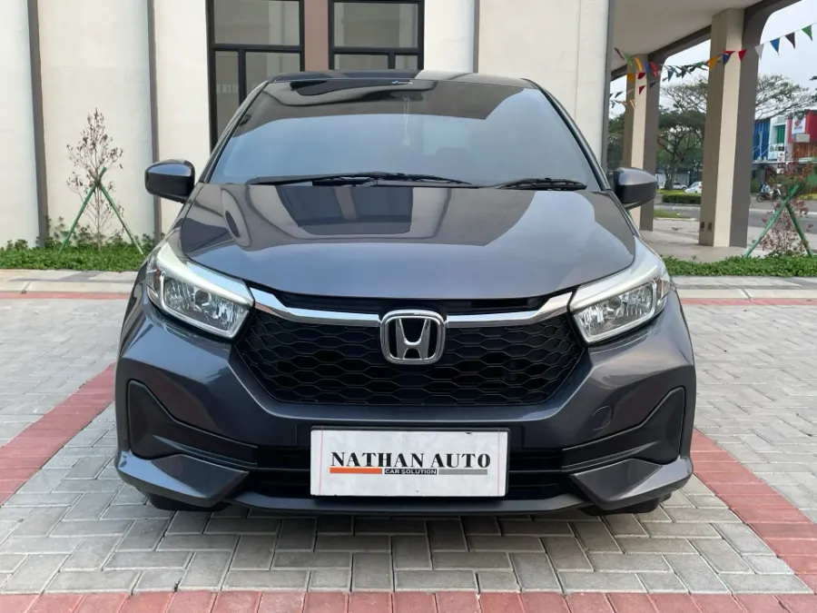 Foto Mobil Bekas Tampak Depan Honda Brio 1.2 Satya E tahun 2023