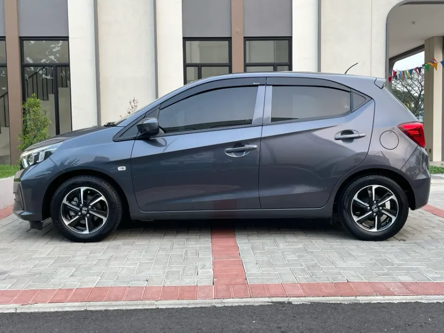 Foto Mobil Bekas Tampak Samping Honda Brio 1.2 Satya E tahun 2023