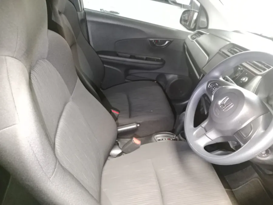 Foto Mobil Bekas Kabin Depan Honda Brio 1.2 Satya E tahun 2024