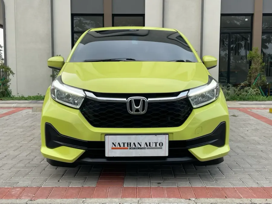 Foto Mobil Bekas Tampak Depan Honda Brio 1.2 Satya E tahun 2024