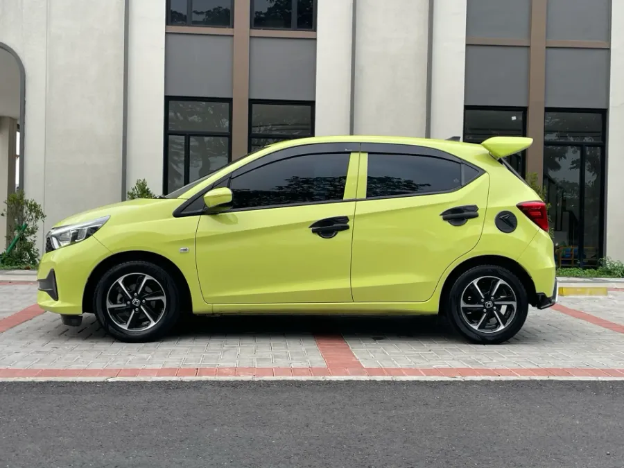 Foto Mobil Bekas Tampak Samping Honda Brio 1.2 Satya E tahun 2024