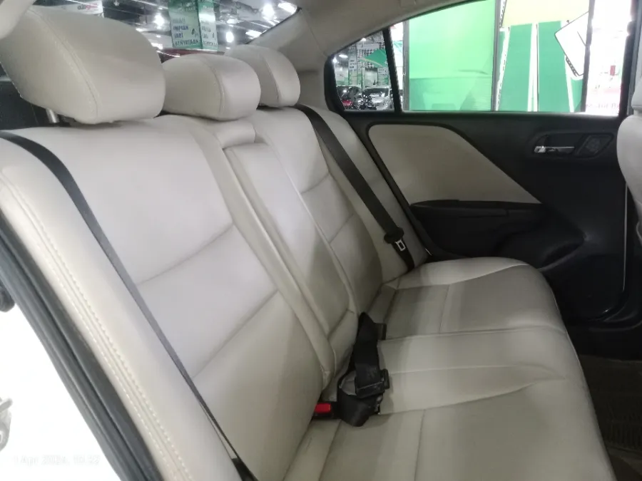 Foto Mobil Bekas Kabin Belakang Honda City 1.5 E tahun 2017