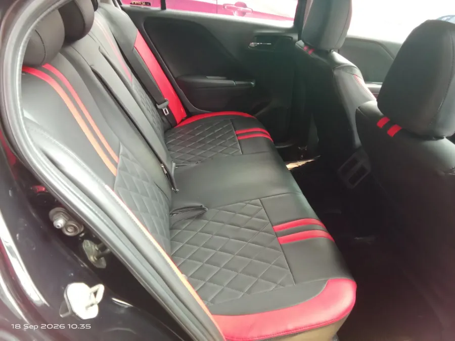 Foto Mobil Bekas Kabin Belakang Honda City 1.5 E tahun 2017