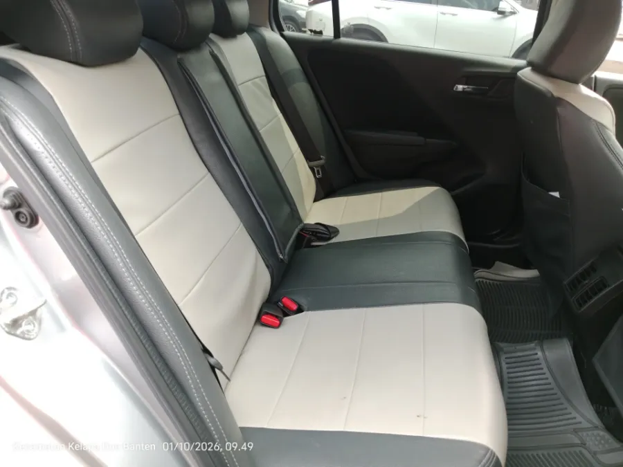 Foto Mobil Bekas Kabin Belakang Honda City 1.5 E tahun 2017