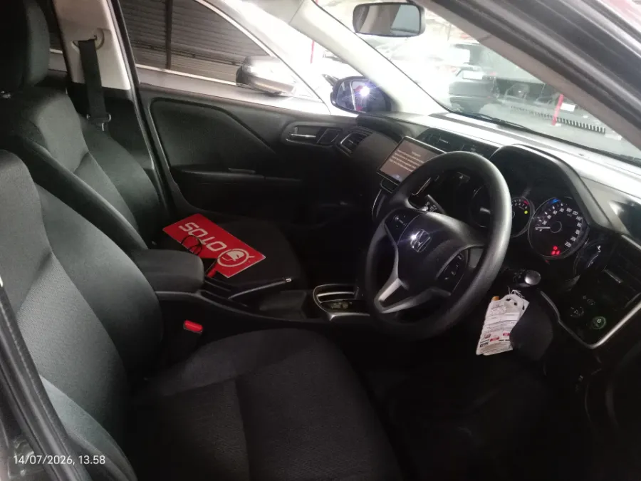 Foto Mobil Bekas Kabin Depan Honda City 1.5 E tahun 2017